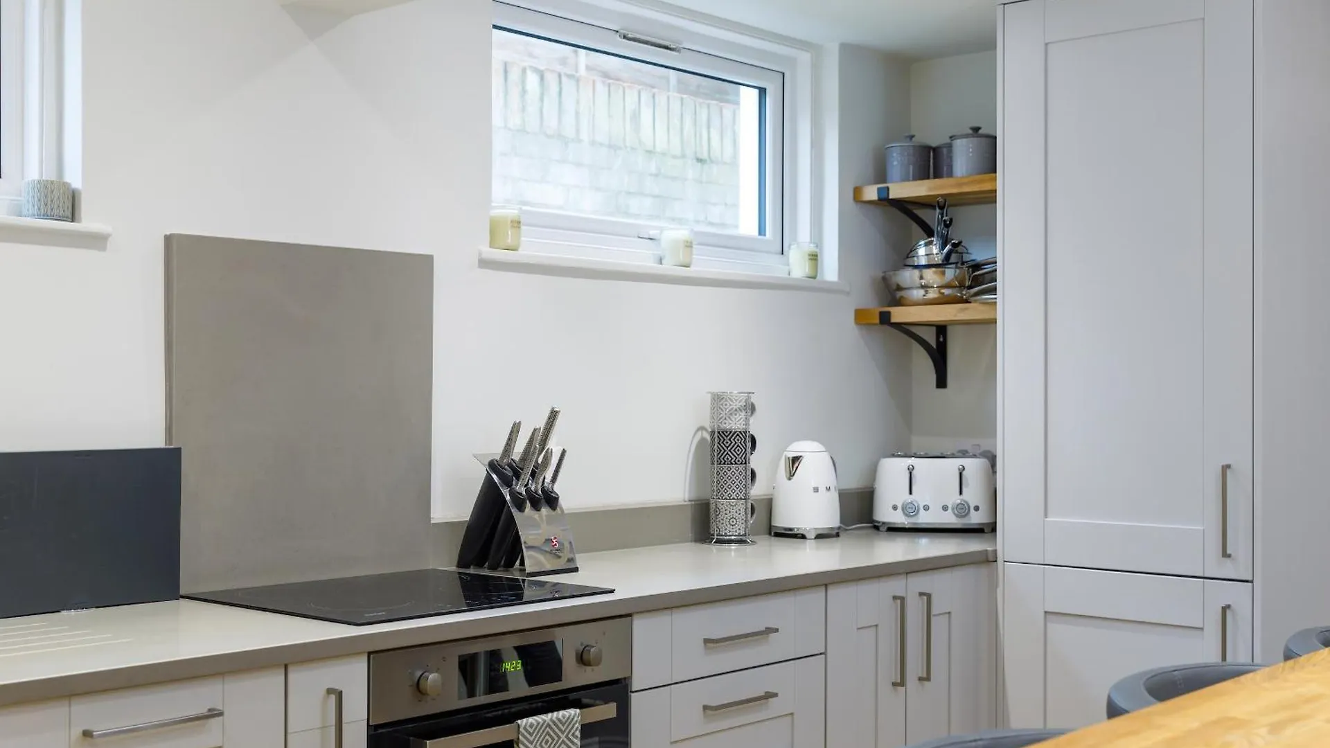 Spacious 2 Bedroom Apartment With Beautiful Garde Brighton