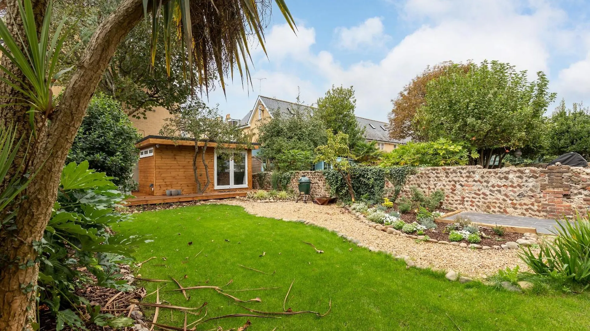 Spacious 2 Bedroom Apartment With Beautiful Garde Brighton